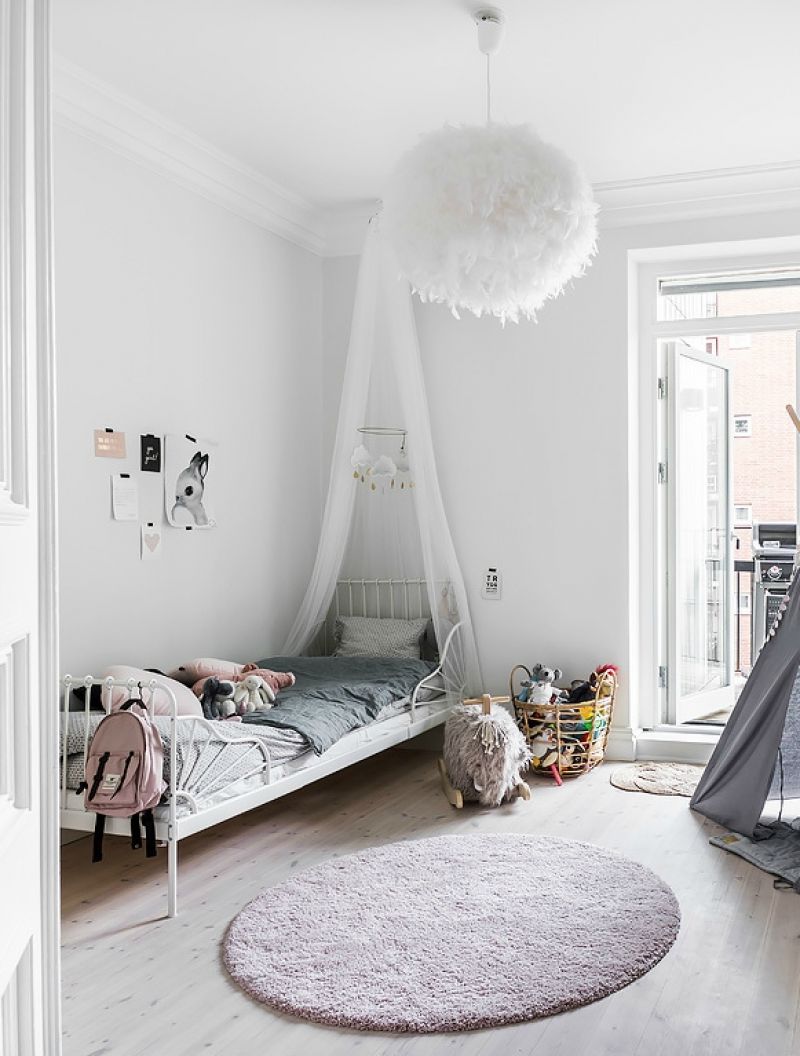 Tyttöjen huone, jossa on herkkä harmahtava sävy 